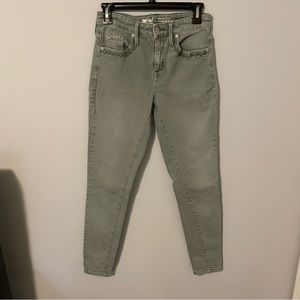 Mossimo women's size 6 R  high-rise,super stretch, olive , cropped,  jeggings.